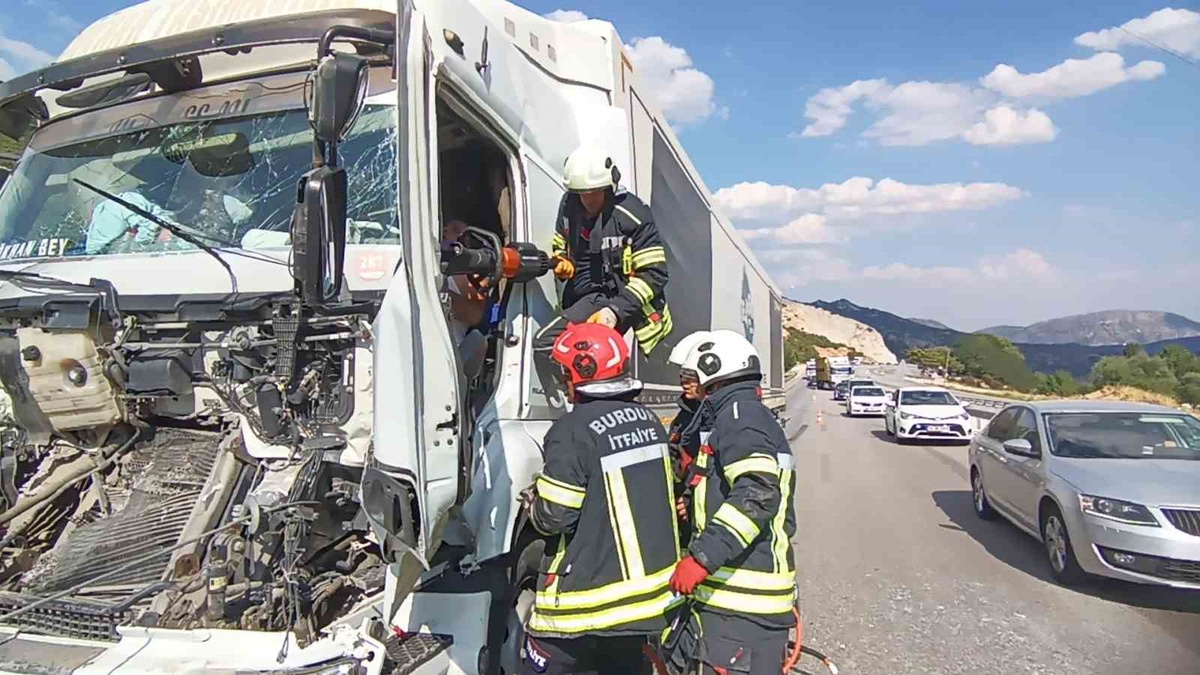 Burdur'da Tır Çarpışması: 1 Yaralı