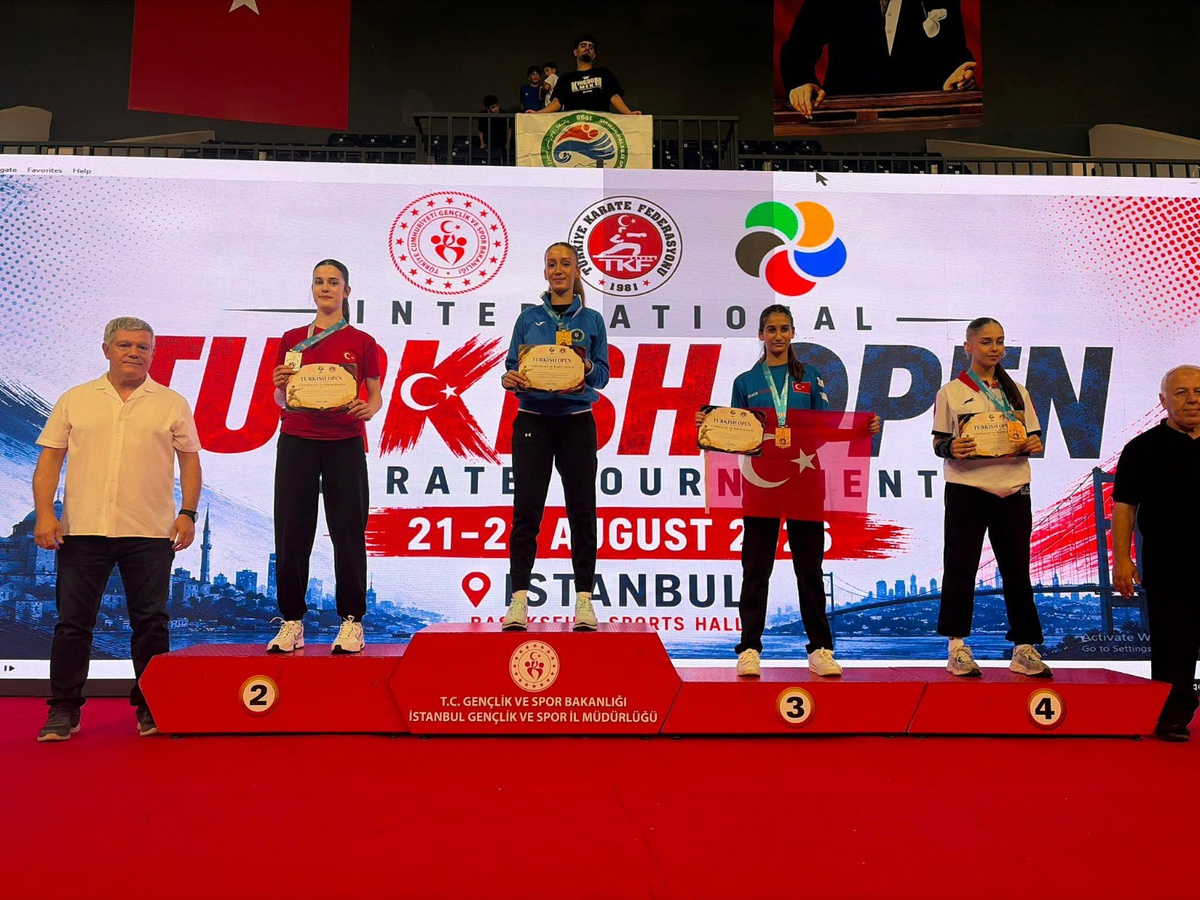 Bursa Büyükşehir Belediyesporlu karateci Naz Kayadere'den altın madalya
