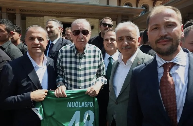 Erdoğan'a Muğlaspor forması hediye edildi