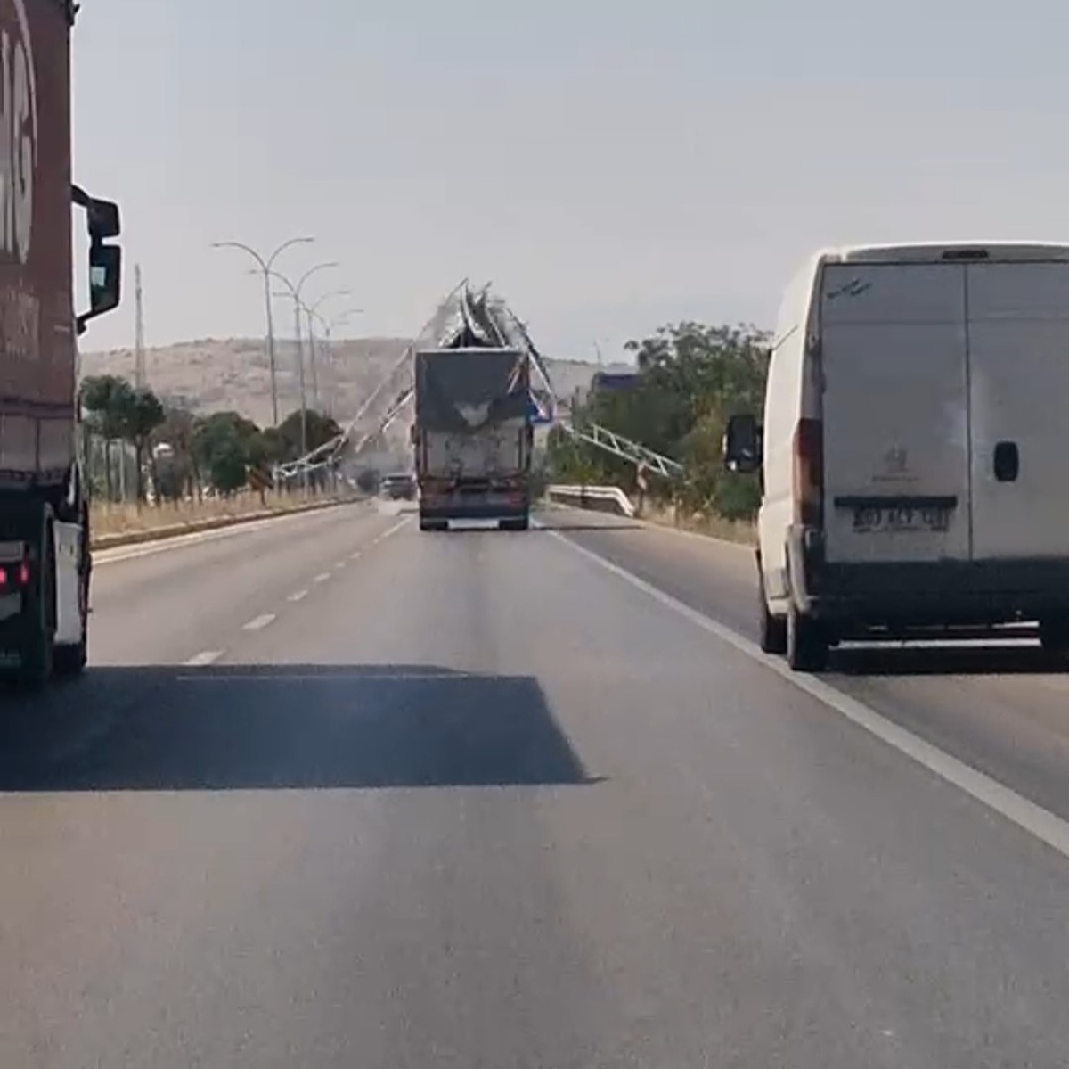Kamyon Yön Levhalarını Yıktı