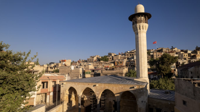 Depremde hasar gören iki tarihi cami Mevlid Kandili'nde yeniden ibadete açılıyor