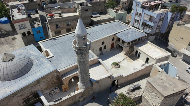 Depremde hasar gören iki tarihi cami Mevlid Kandili'nde yeniden ibadete açılıyor