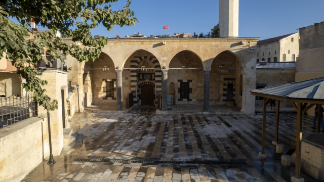 Depremde hasar gören iki tarihi cami Mevlid Kandili'nde yeniden ibadete açılıyor
