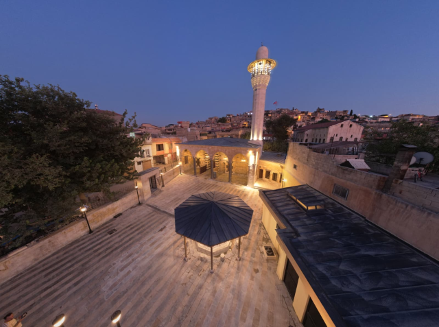 Depremde hasar gören iki tarihi cami Mevlid Kandili'nde yeniden ibadete açılıyor