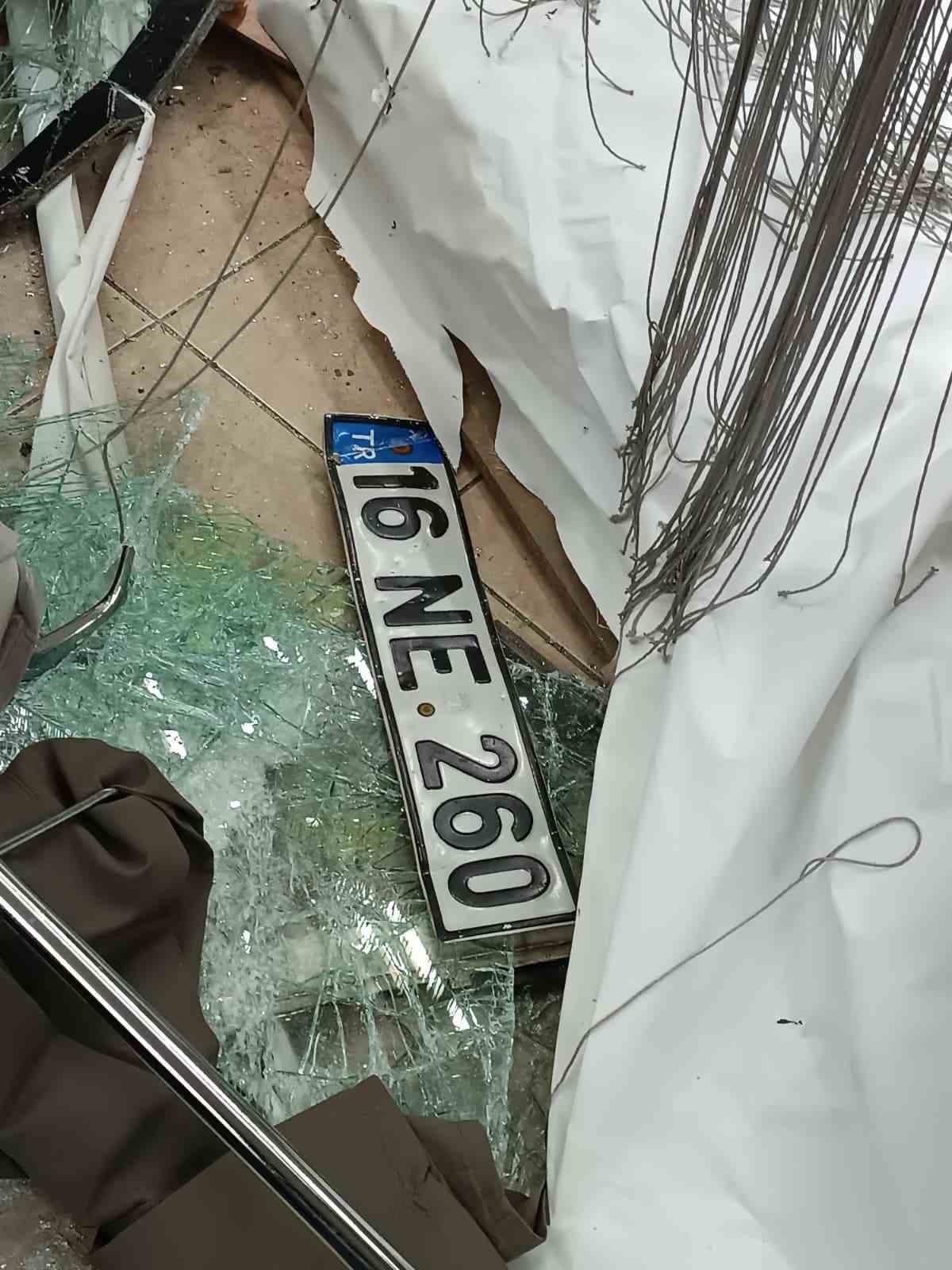 Bursa'da Mağazaya Araç Girdi!