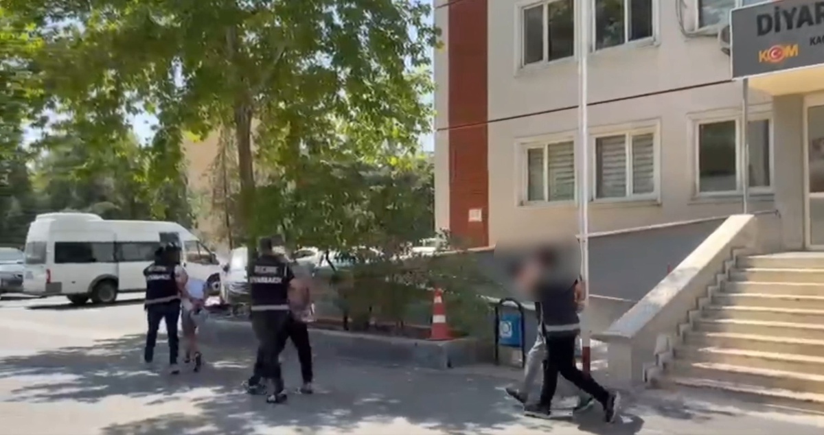 Diyarbakır'da El Bombasıyla 4 Şüpheli Tutuklandı