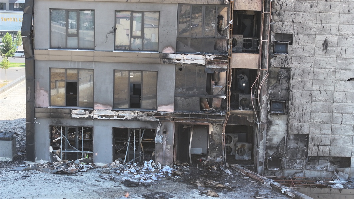 Diyarbakır'da Plaza Yangını Araştırılıyor