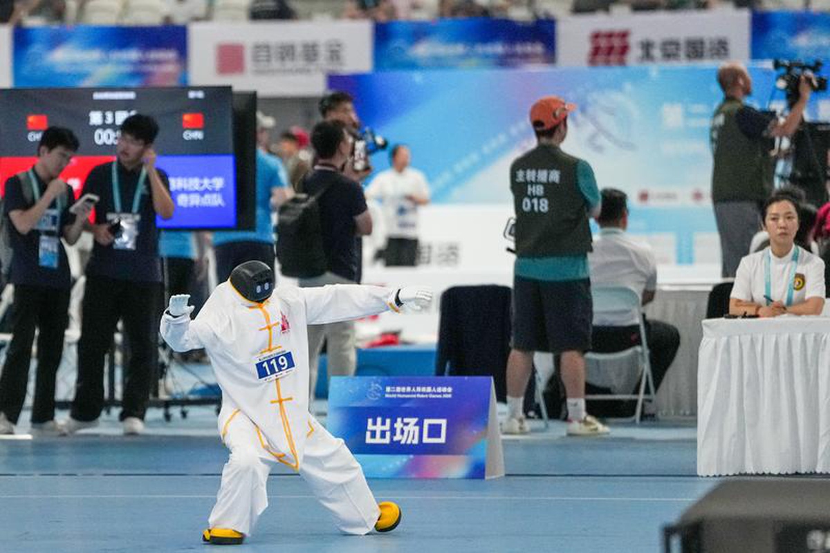 İnsansı Robotlar Pekin'de Yarışıyor