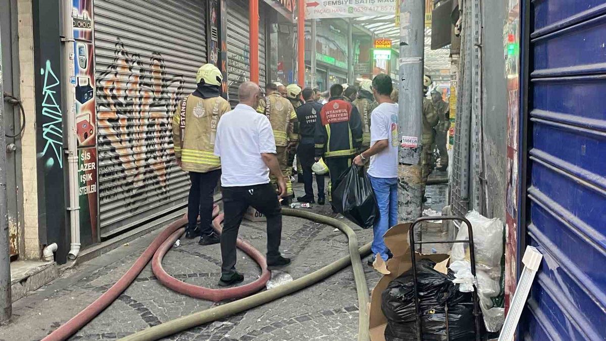 Eminönü'nde Yangın: 2 İtfaiye Erine Yardım