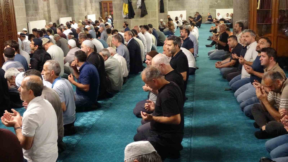 Erzurum'da Mevlid Kandili'nde camiler doldu taştı