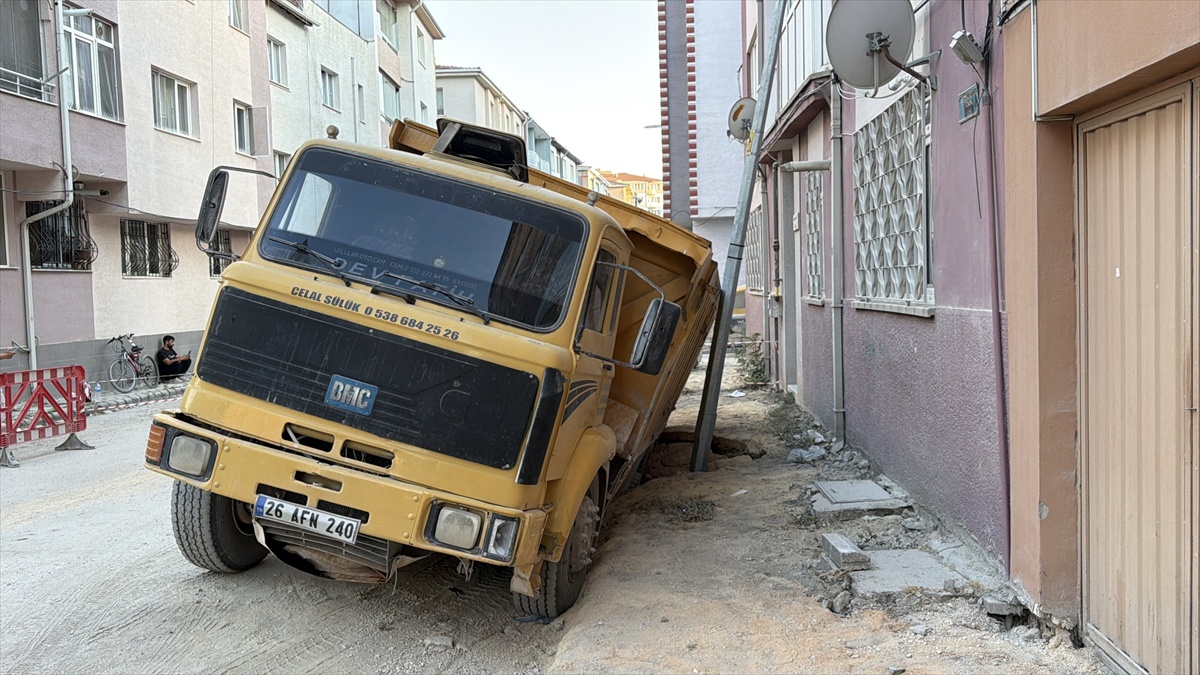 Eskişehir'de Yol Çökmesi Hafriyat Kamyonunu Sıkıştırdı