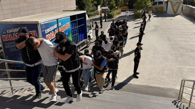 Hırsızlık ihbarına gittiler, kilolarca uyuşturucu ele geçirdiler