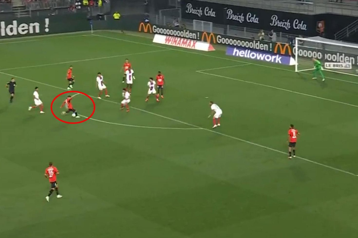 Fenerbahçe\'nin eski yıldızından PSG\'ye güdümlü füze! Golü görenler aynı şeyi söyledi