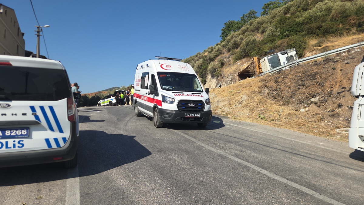 Orhangazi'de Kamyon Devrildi, Sürücü Hafif Yaralandı