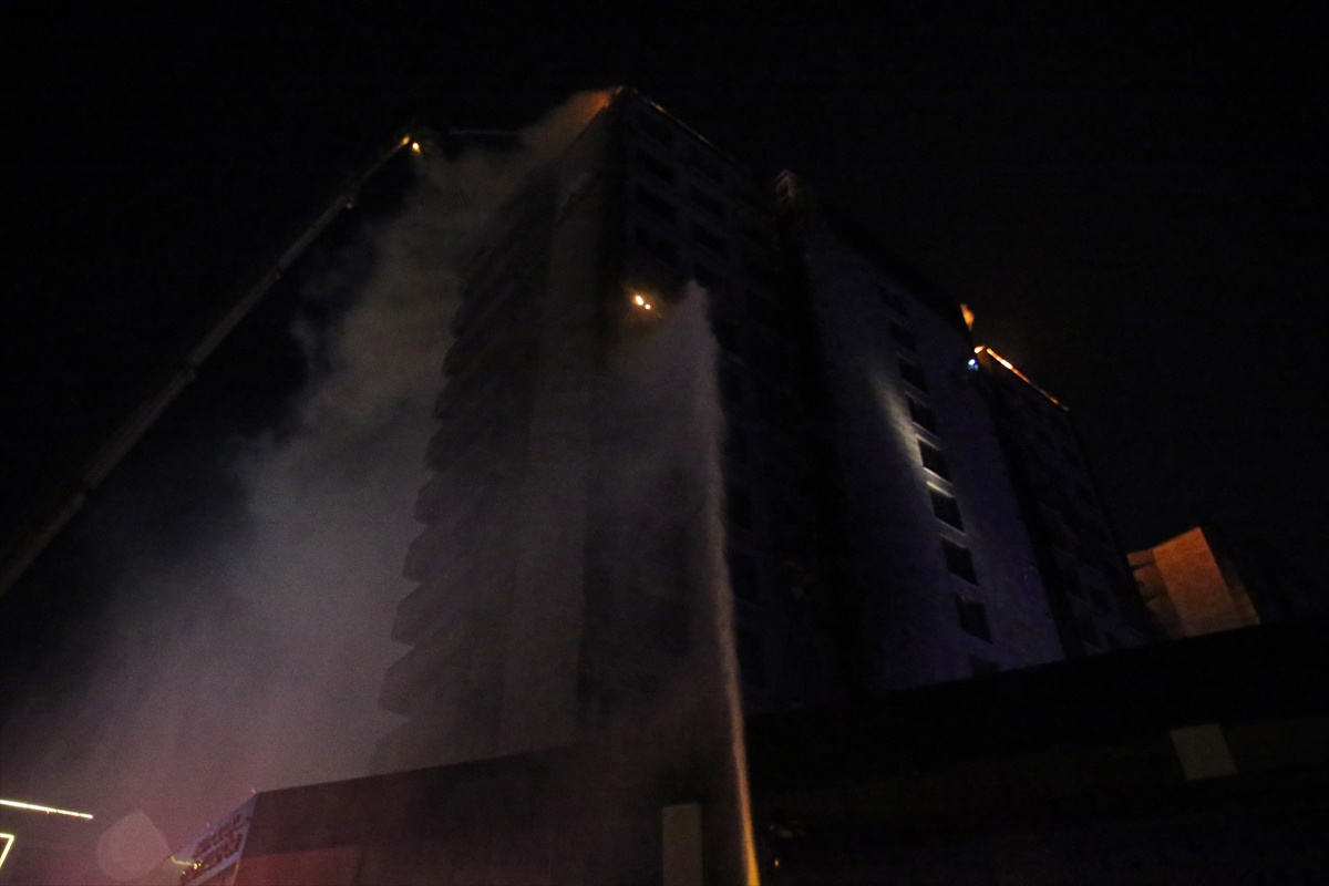Diyarbakır\'da Plaza Yangını: 5 Yaralı