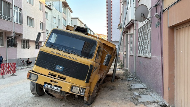 Kamyon Çukura Düştü