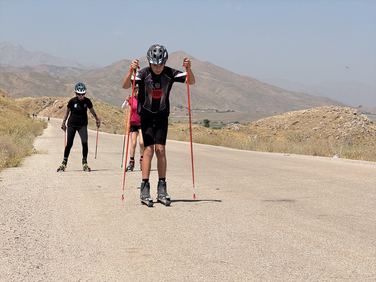 Yüksekova\'da Kayaklı Koşu Sporcuları Yaz Antrenmanı Yapıyor