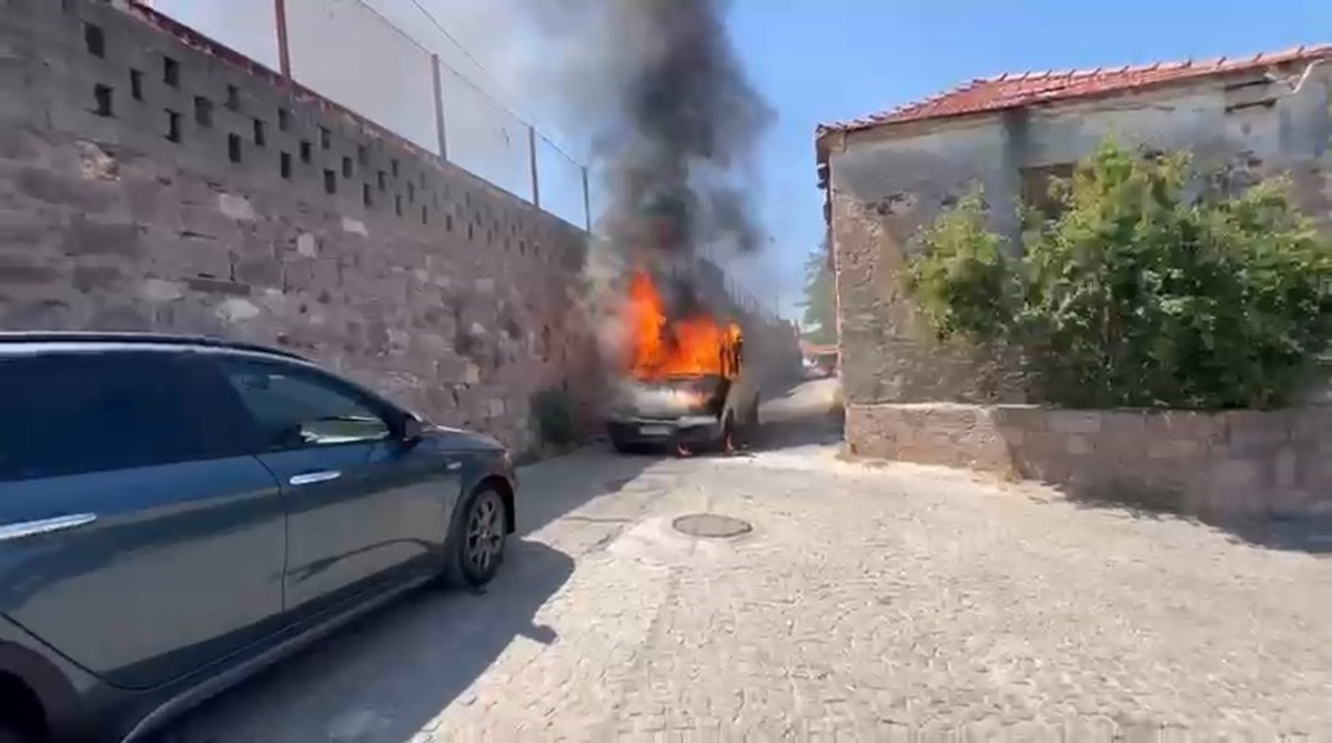 Ayvalık'ta Halı Yıkama Kamyoneti Yandı