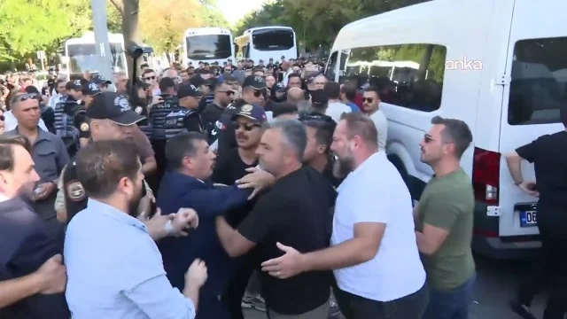 İYİ Parti Milletvekili Selçuk Türkoğlu'nun hastaneye kaldırılmasına neden olan polis müdahalesi kamerada