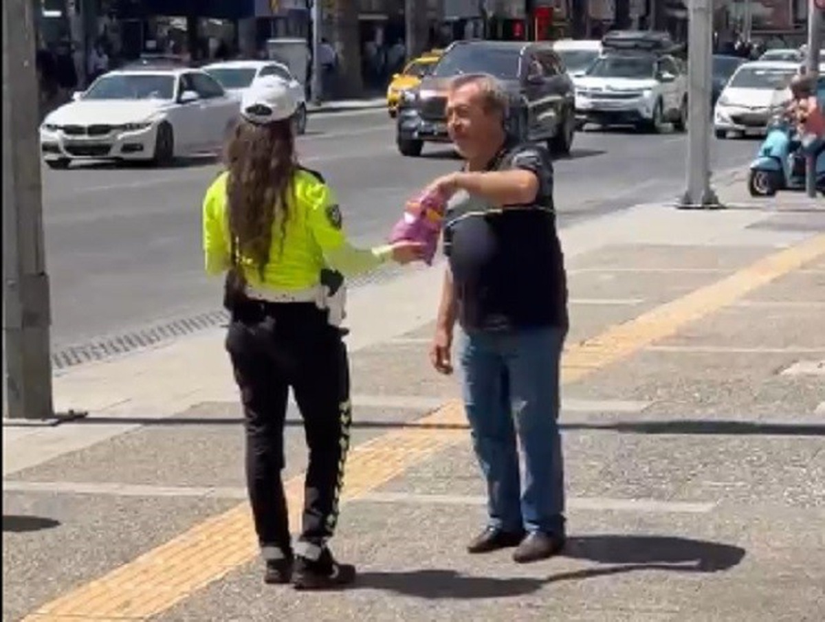 Trafik Polisi Mevlit Kandili'nde Çikolata Dağıttı