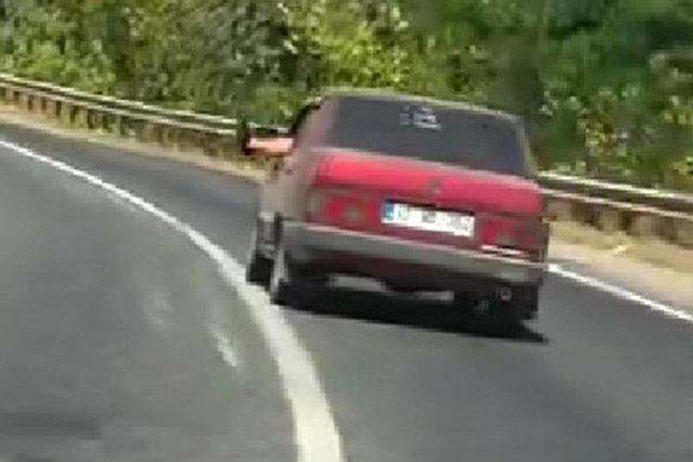Karabük'te ayağını dışarı çıkararak seyreden sürücü kamerada