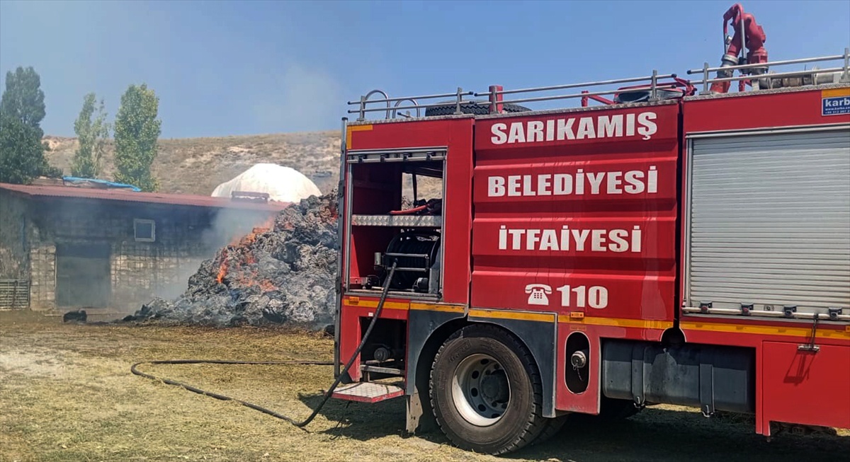 Sarıkamış\'ta Yangın: 900 Balyalık Ot Yandı