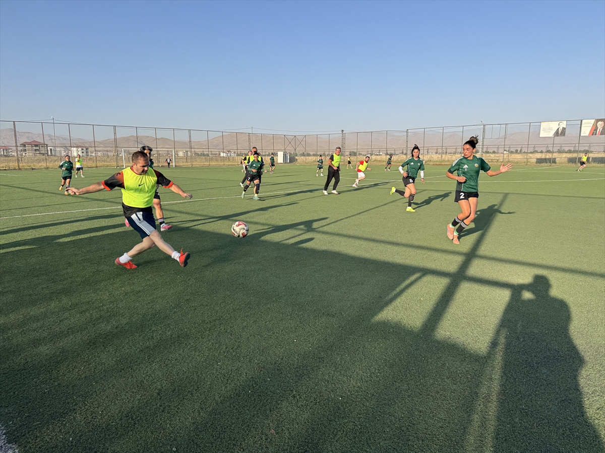 Kaymakam Hülür, Kadın Futbol Takımıyla Bir Araya Geldi