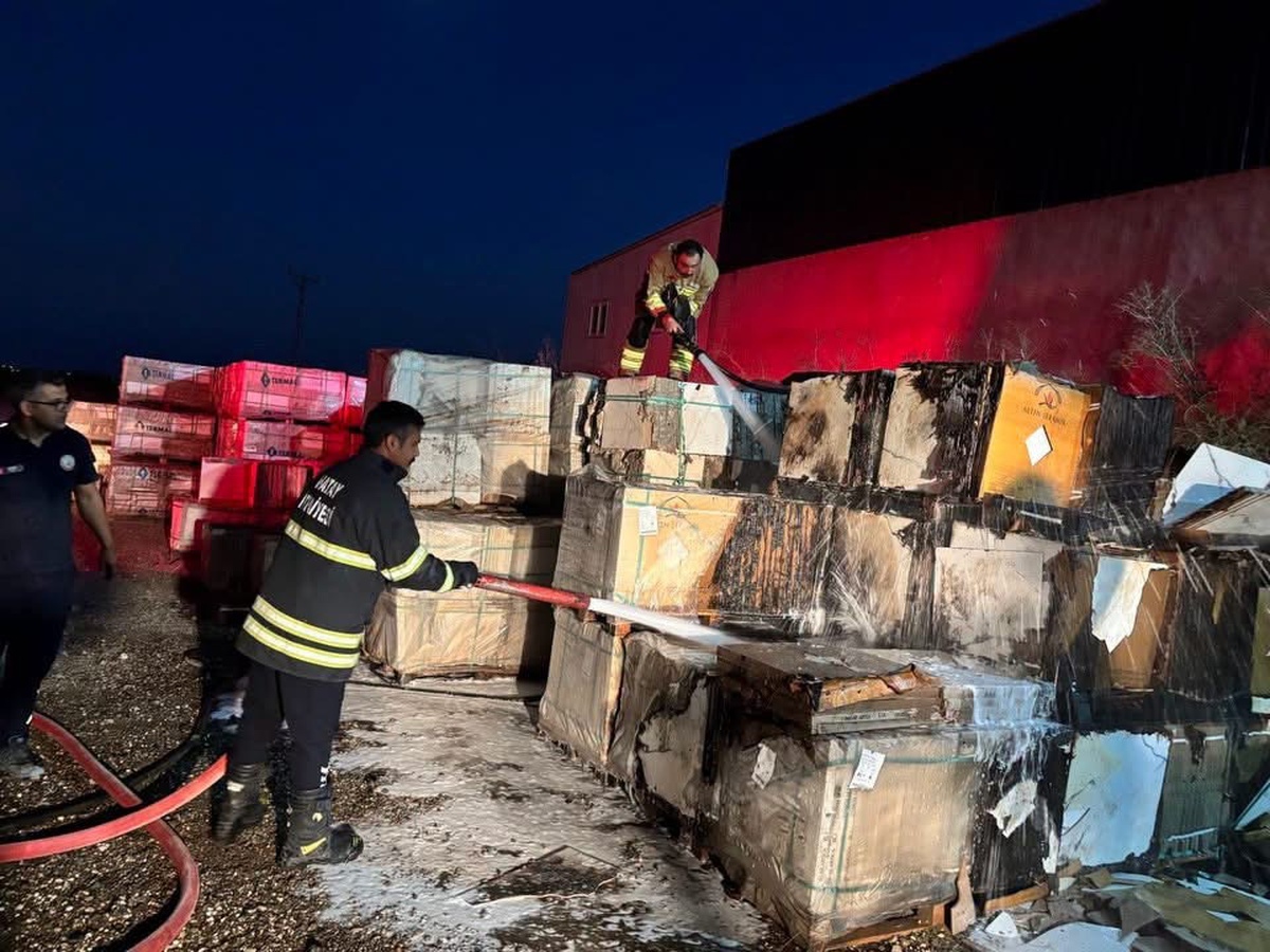 Kırıkhan'da İnşaat Malzemeleri Dükkanında Yangın