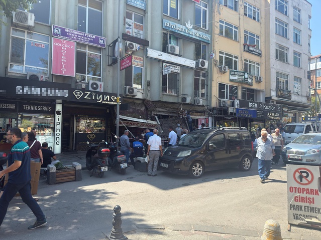 Gölcük'te İş Hanında Çökme: 2 Usta Yaralandı
