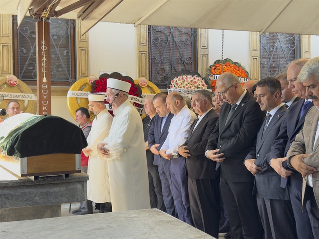 KOÜ Rektörü Cantürk'ün Annesi Defnedildi