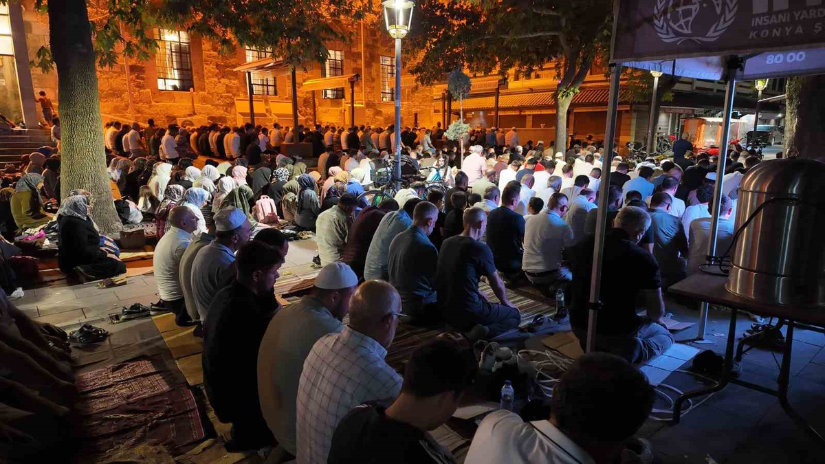 Konya'da Mevlid Kandili'nde camiler doldu taştı
