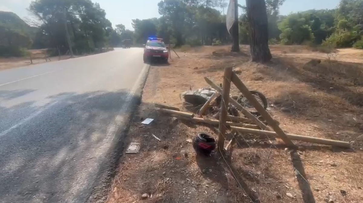 Manavgat'ta motosiklet tel çitlere çarptı: 2 yaralı
