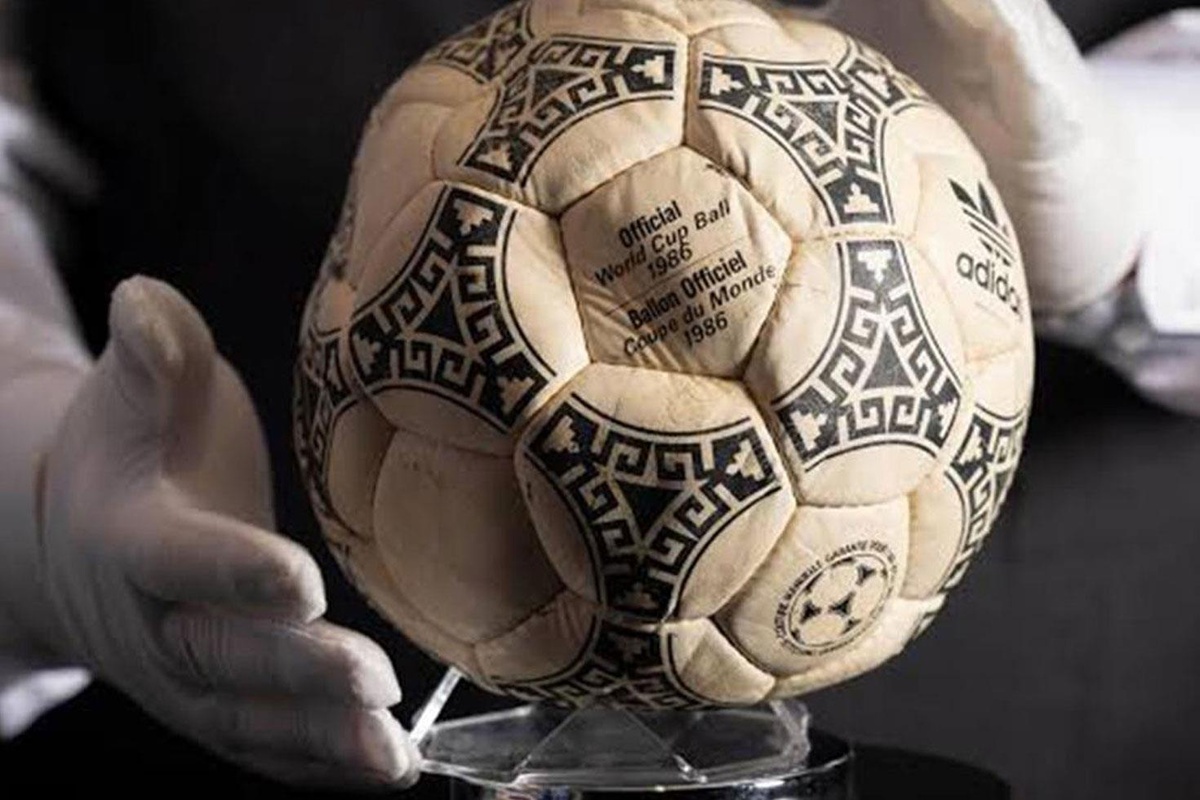 Maradona\'nın "Tanrı\'nın Eli" topu inanılmaz bir rakama satıldı