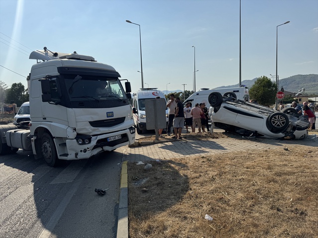 Seydikemer'de Tır-Otomobil Çarpışması: 4 Yaralı