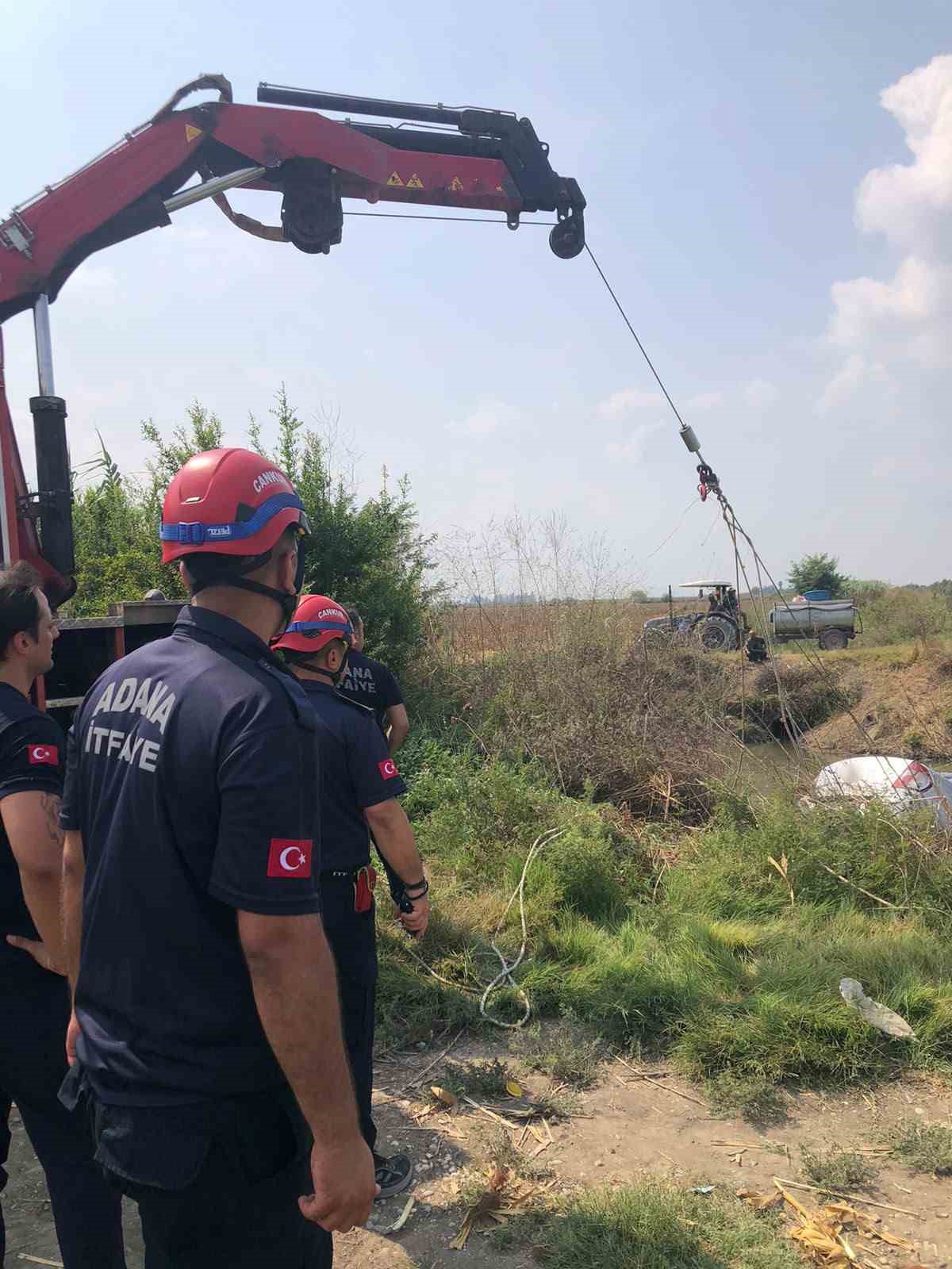 Ceyhan'da Kaza: Otomobil Dereye Düştü