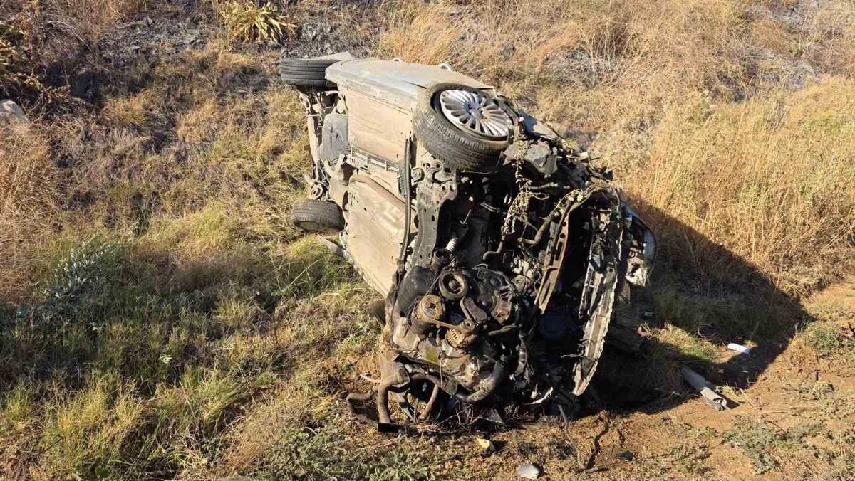 Salihli'de Takla Atan Otomobilde 2 Yaralı