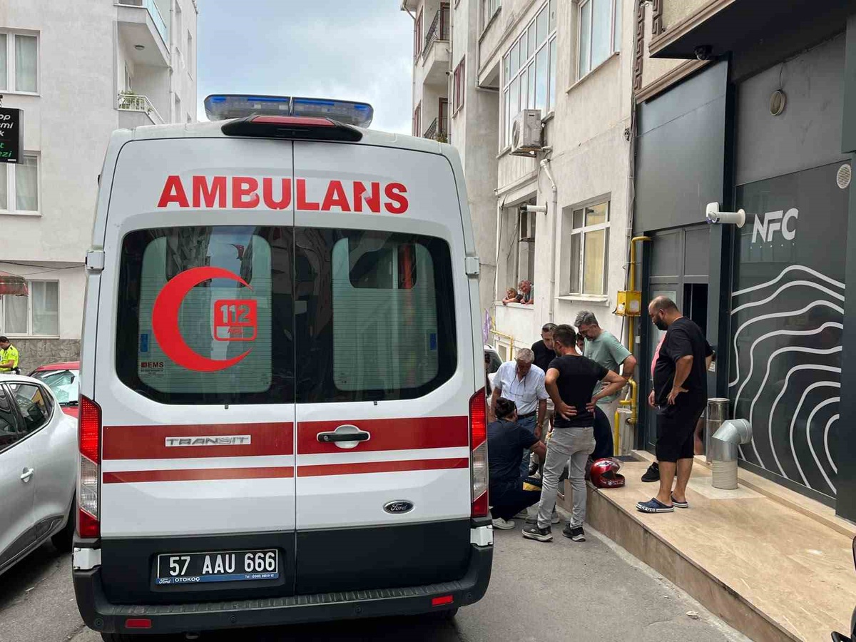 Sinop'ta motosiklet ile hafif ticari araç çarpıştı