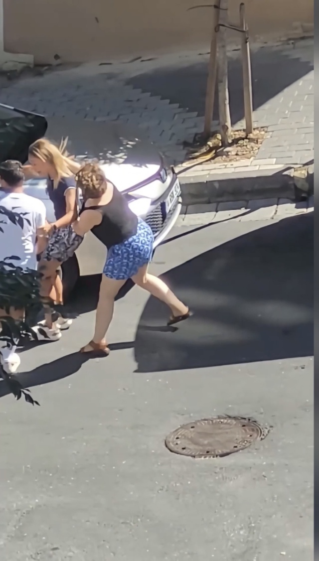 Anne ve kızları sokak ortasında birbirlerine girdi