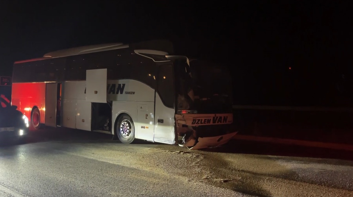 Sivas'ta Otobüs ve Otomobil Çarpıştı