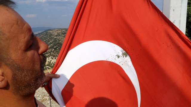 Kenti karıştıran görüntü! Türk bayrağına av tüfeği ile ateş açıldı