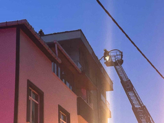 Ümraniye'de 5 Katlı Binada Yangın