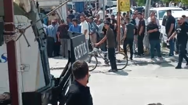 Van’da iki aile birbirine girdi: <a class='keyword-sd' href='/polis/' title='Polis'>Polis</a> TOMA ile müdahale etti