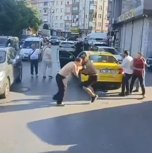 Ortalık bir anda boks ringine döndü