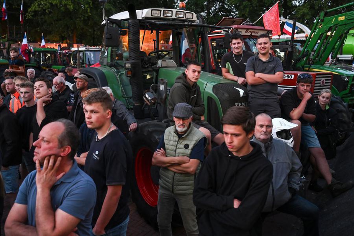 Hollanda'da Çiftçiler Azot Emisyonu Protestosu Düzenledi