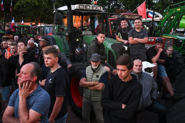 Hollanda'da Çiftçiler Azot Emisyonu Protestosu Düzenledi