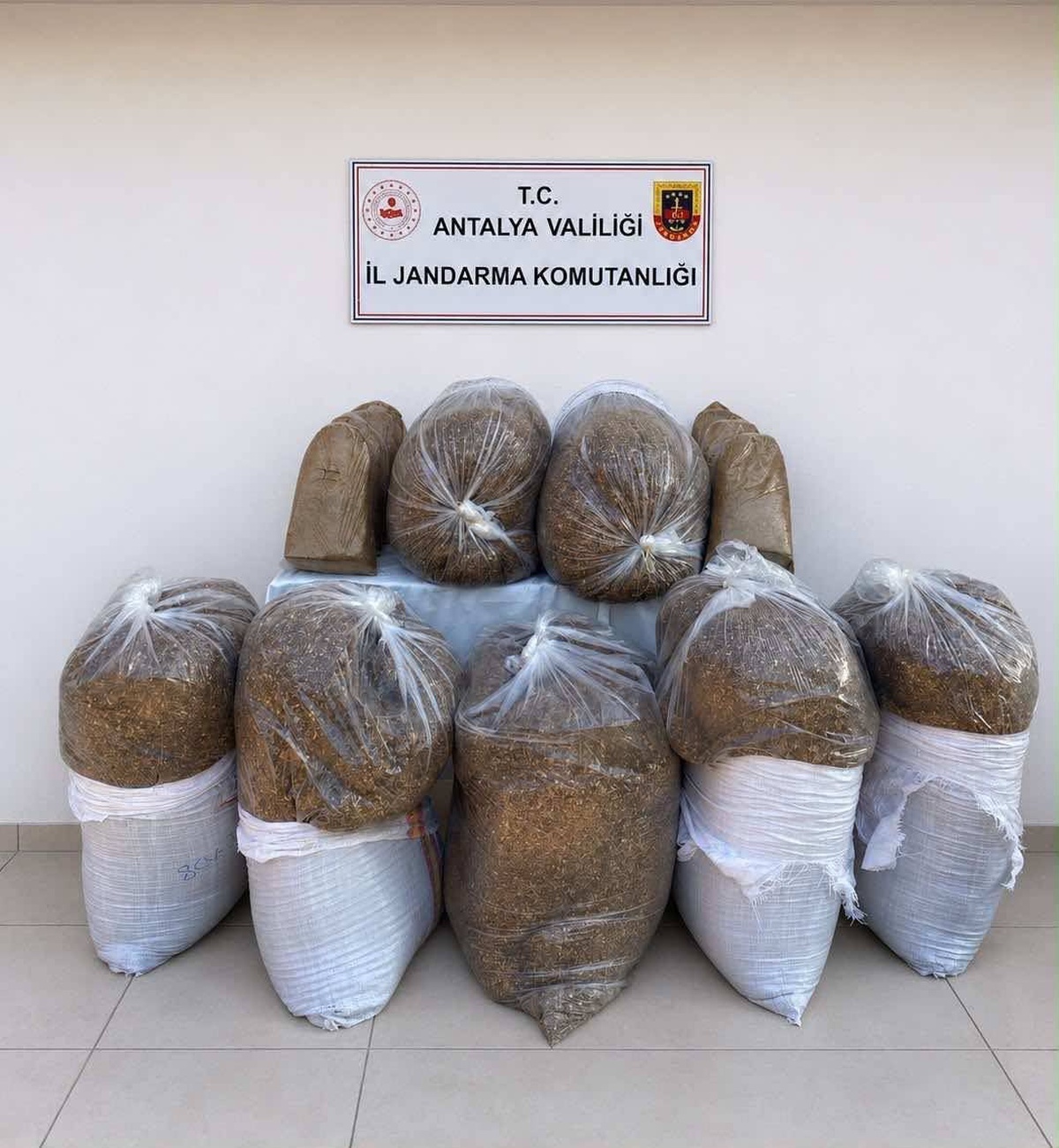 Antalya'da Kaçak Tütün Operasyonu