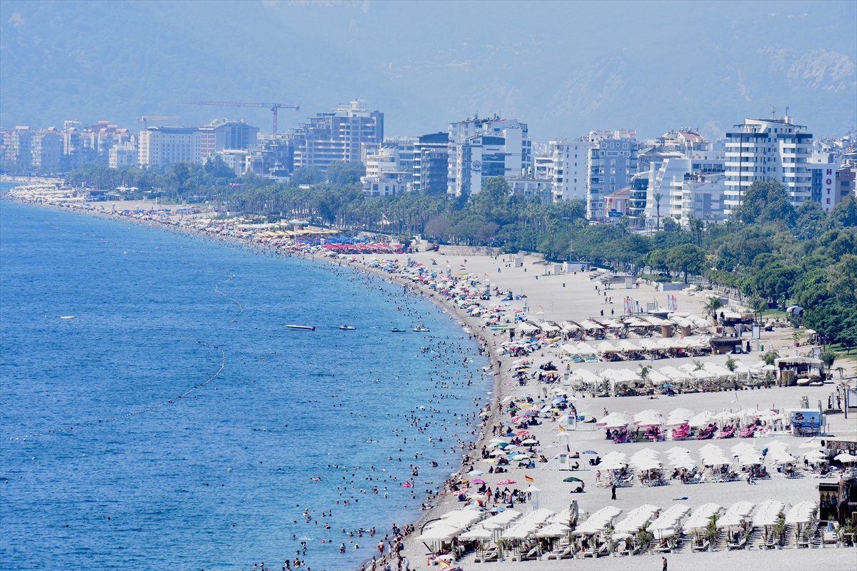 Antalya'da Sıcak Hava Yoğunluk Artırdı