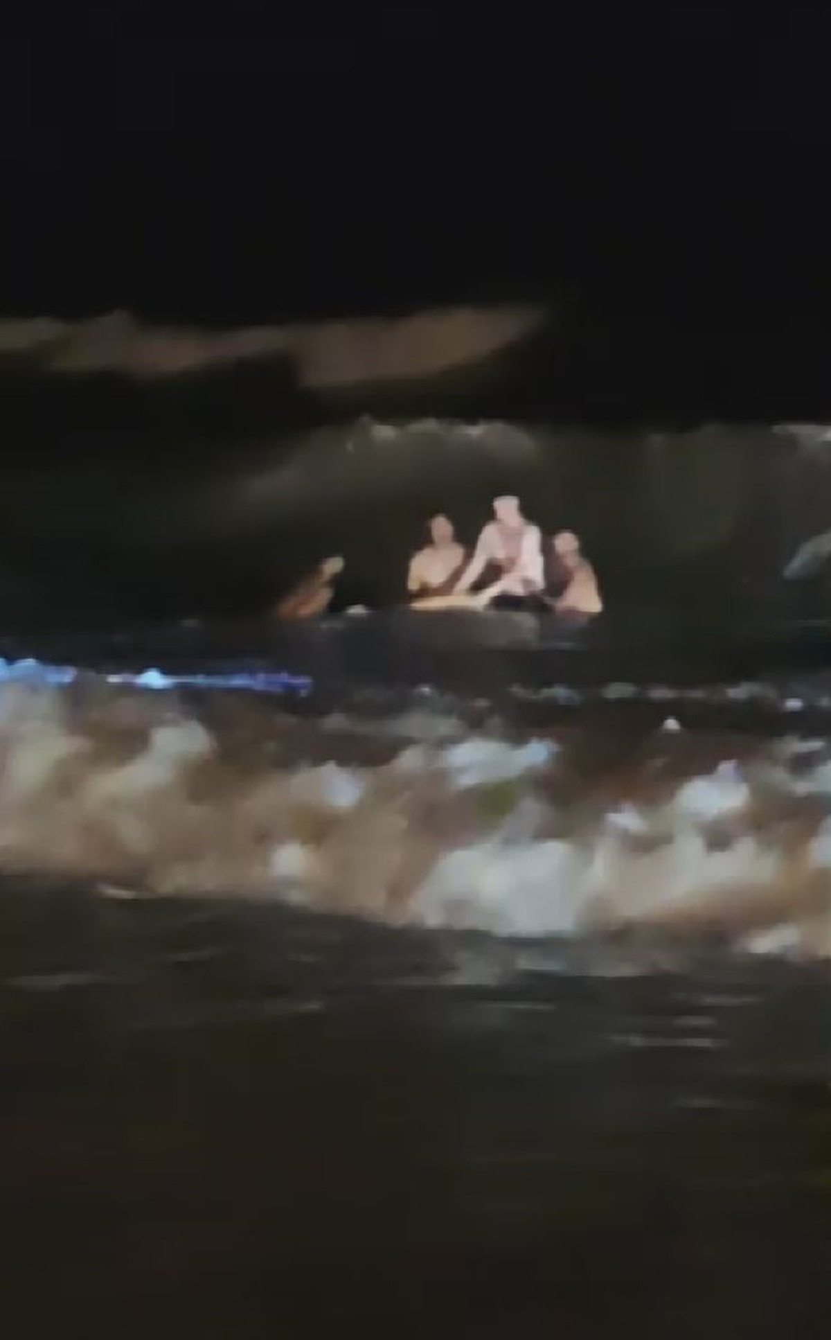 Karaburun Sahili'nde Boğulma Tehlikesi
