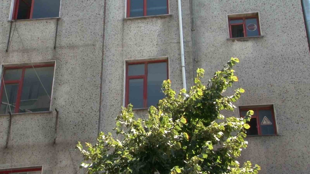 Gaziosmanpaşa'da Ayakkabıcı Yangını: Çatıya Sığınanlar Kurtarıldı