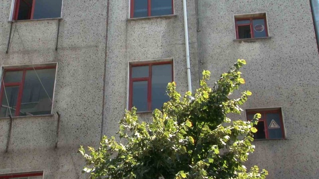 Gaziosmanpaşa'da Ayakkabıcıda Yangın: Mahsur Kalanlar Çatıdan Kurtarıldı